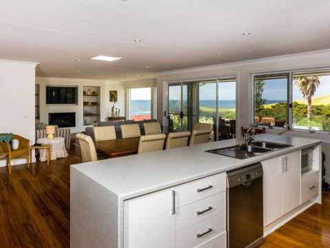 WHALE WATCH FOR FOUR Gerringong 4pm Check Out Sundays - Holiday Great Ocean Road 1