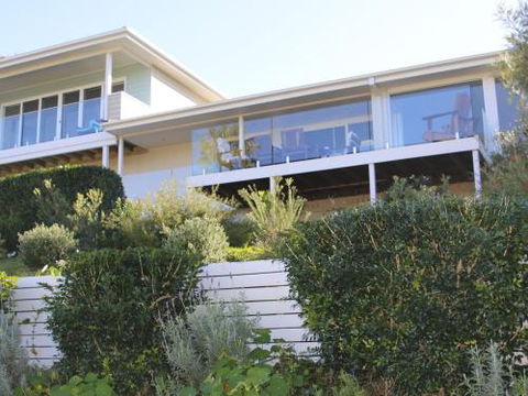 WHALE WATCH FOR FOUR Gerringong 4pm Check Out Sundays - Holiday Great Ocean Road 5