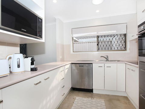 April 19 4 Bedroom Home On Canal With Pool Pontoon Aircon & WiFi! - Holiday Great Ocean Road 6