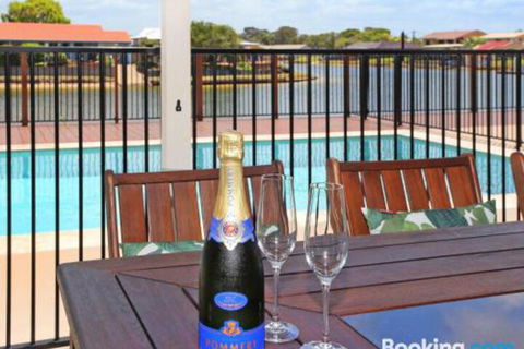 Schirrmann 56 Four Bedroom Home On Canal With Pool Pontoon Aircon & WiFi! - Holiday Great Ocean Road 5