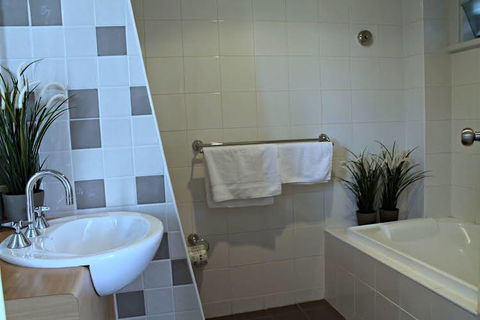 Adelaide DressCircle Apartments - Ward St - Holiday Great Ocean Road 0