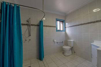 CBD Accommodation Tamworth - Holiday Great Ocean Road 1
