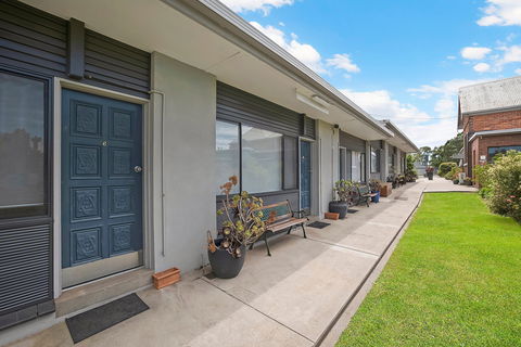 Hamilton Lakeside Motel - Holiday Great Ocean Road 0