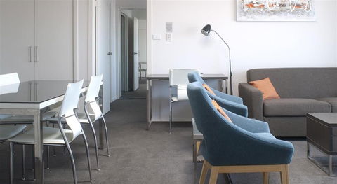 Abode Tuggeranong - Holiday Great Ocean Road 2