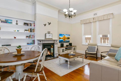 Oversized 2 Bedroom Manly Beach House - Holiday Great Ocean Road 0