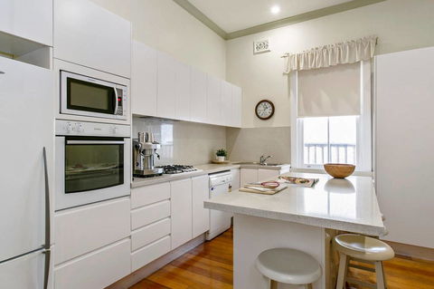 Oversized 2 Bedroom Manly Beach House - Holiday Great Ocean Road 3