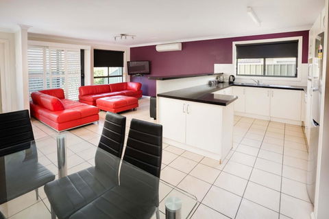 Bluegum Apartments Newcastle - Holiday Great Ocean Road 12