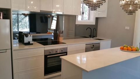 City Life Apartment-full Kitchen & Separate Bedroom - Holiday Great Ocean Road 2