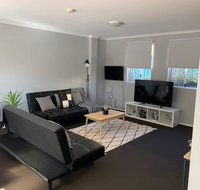 Cozy 3BR Townhouse in Liverpool CBD with parking - Holiday Great Ocean Road