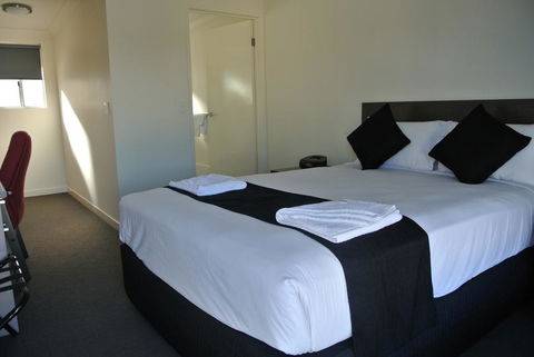 Dooley's Tavern & Motel Springsure - Holiday Great Ocean Road 0