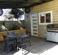 Guesthouse with Pool  BBQ - 10 kms from CBD - Holiday Great Ocean Road