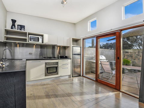 HEARN'S BEACHSIDE VILLA 1 - Holiday Great Ocean Road 2