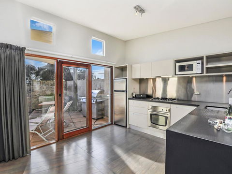 HEARN'S BEACHSIDE VILLA 3 - Holiday Great Ocean Road 2