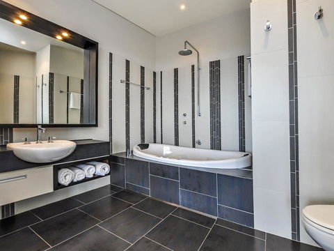 HEARN'S BEACHSIDE VILLA 3 - Holiday Great Ocean Road 3