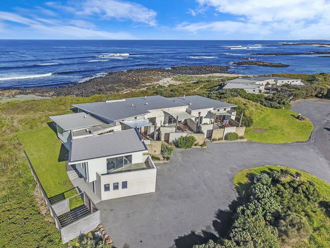 HEARN'S BEACHSIDE VILLA 3 - Holiday Great Ocean Road 0