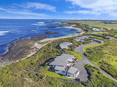 HEARN'S BEACHSIDE VILLA 3 - Holiday Great Ocean Road 1