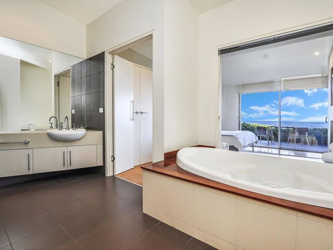 HEARN'S BEACHSIDE VILLA 7 - Holiday Great Ocean Road 1