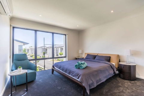 Homeplus-Escape To Modern Home In Hope Island - Holiday Great Ocean Road 2