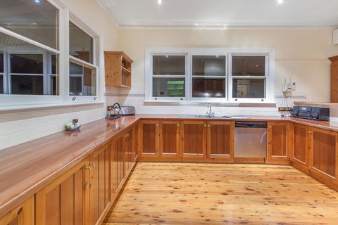 Hopkins River Homestead - Fireplace, Linen, WiFi, 4 Bdrm - Holiday Great Ocean Road 1