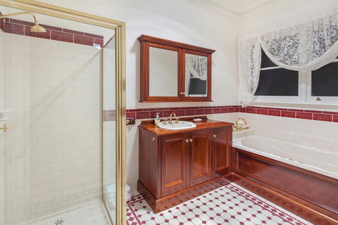 Hopkins River Homestead - Fireplace, Linen, WiFi, 4 Bdrm - Holiday Great Ocean Road 3