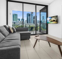 Luxe Apartment with Balcony and Pool Near Galleries - Holiday Great Ocean Road