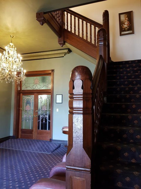 Madden's Commercial Hotel - Holiday Great Ocean Road 3