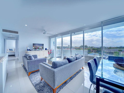 Modern Contemporary Southport Apartment - Holiday Great Ocean Road 0