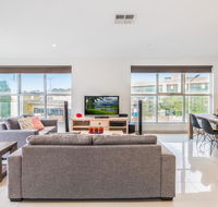 Modern Unit With Balconies Near Melbourne Airport - Holiday Great Ocean Road