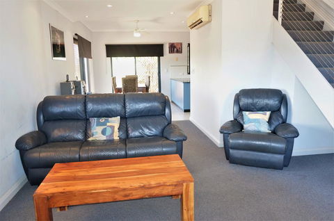 Ningaloo Breeze Villa 6 - 3 Bedroom Fully Self-Contained Holiday Accommodation - Holiday Great Ocean Road 2