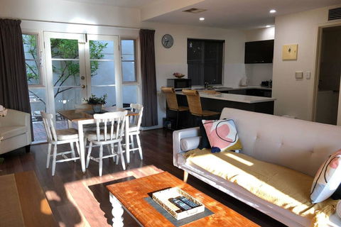 Norwood Townhouse, City Fringe - Holiday Great Ocean Road 0