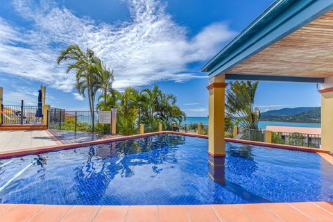 Ocean Views Galore - Airlie Beach - Holiday Great Ocean Road 1