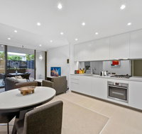 Peaceful Water-side Retreat With Huge Courtyard. - Holiday Great Ocean Road