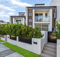 Relax in a Spacious  Modern Townhouse in Asquith - Holiday Great Ocean Road