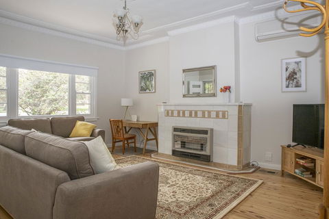 Rose Cottage - Charming Double Brick - Near Cook Park & CBD - Holiday Great Ocean Road 1