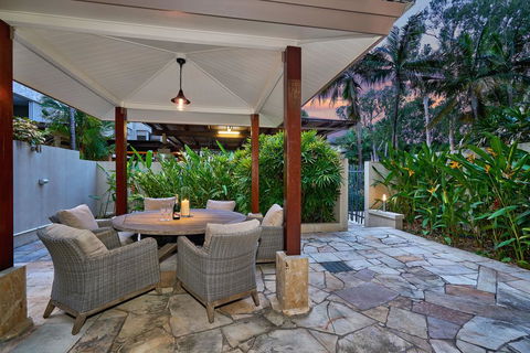 Sea Temple Palm Cove Courtyard Villa 120 - Holiday Great Ocean Road 1