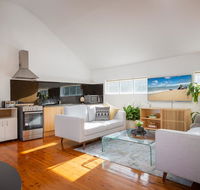 Sunlit Two-Bedroom Unit With Sprawling BBQ Deck - Holiday Great Ocean Road