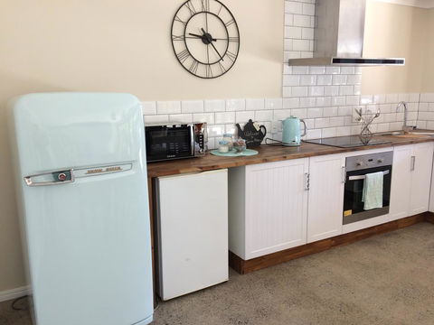 TAKURA HEIGHTS Modern Country Apartment With Pool Access - Holiday Great Ocean Road 3