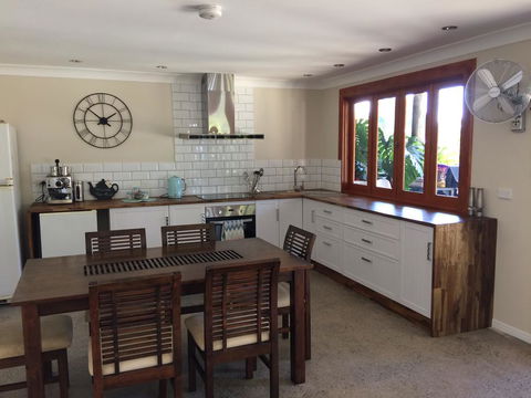TAKURA HEIGHTS Modern Country Apartment With Pool Access - Holiday Great Ocean Road 0