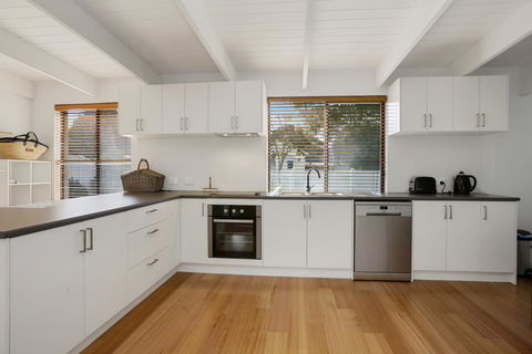 THE ASHMAN HOUSE - Modern And Close To Town - Holiday Great Ocean Road 2