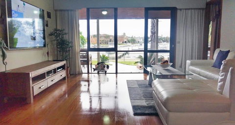 Waterfront Retreat - Holiday Great Ocean Road 4