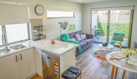 U201 Brunswick Living Brand New Deluxe Balcony Upper Floor Apartment Close To Airport And CBD - Holiday Great Ocean Road 0