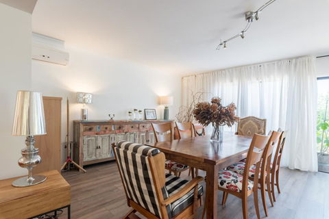 ULTRA SPACIOUS STYLISH HOME IN PRESTONS - SYDNEY - Holiday Great Ocean Road 1