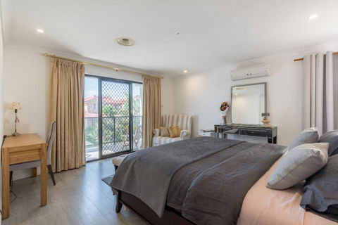 ULTRA SPACIOUS STYLISH HOME IN PRESTONS - SYDNEY - Holiday Great Ocean Road 2