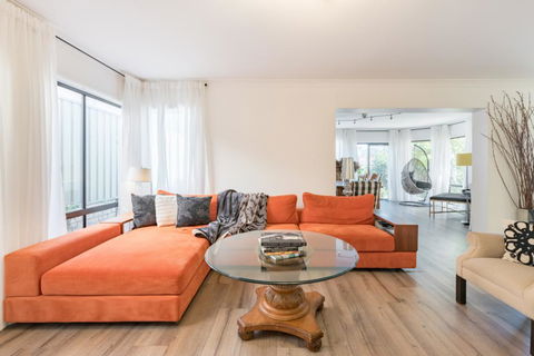 ULTRA SPACIOUS STYLISH HOME IN PRESTONS - SYDNEY - Holiday Great Ocean Road 0