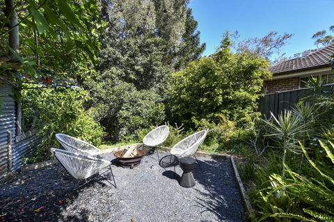 UMINA BEACH KOKOMO- Walk To The Beach, FAMILY And PET FRIENDLY Set Of 3 Vintage Original Holiday Flats & Vintage Caravan And Bat - Holiday Great Ocean Road 3