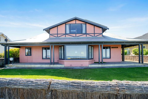 Victor Harbor Beachfront Bliss + WiFi - Holiday Great Ocean Road 1