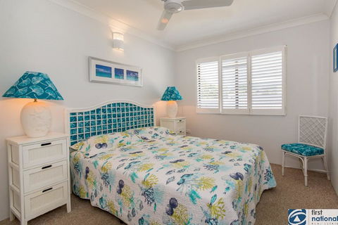 VIEWS VIEWS VIEWS! Front Top Floor Waterfront Unit - Chnook Apartments South Esp, Bongaree - Holiday Great Ocean Road 2