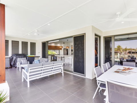 WATERFRONT HOME BORDERING MOOLOOLABA - Holiday Great Ocean Road 2