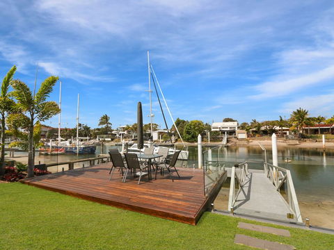 WATERFRONT HOME BORDERING MOOLOOLABA - Holiday Great Ocean Road 1