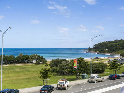 WATERFRONT THREE- In The Heart Of Lorne - Holiday Great Ocean Road 2